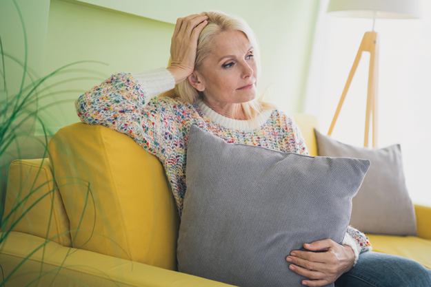 photo-pretty-aged-woman-hold-pillow photo-pretty-aged-woman-hold-pillow